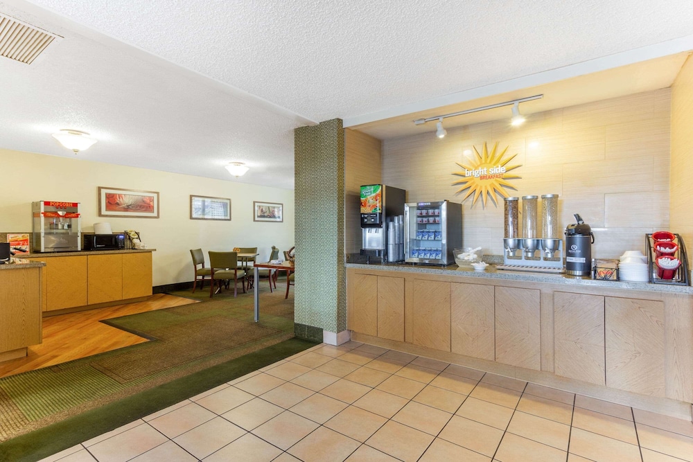 La Quinta Inn And Suites By Wyndham Redding 13/49