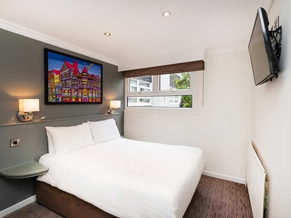 MERCURE CHESTER ABBOTS WELL HOTEL 9/50