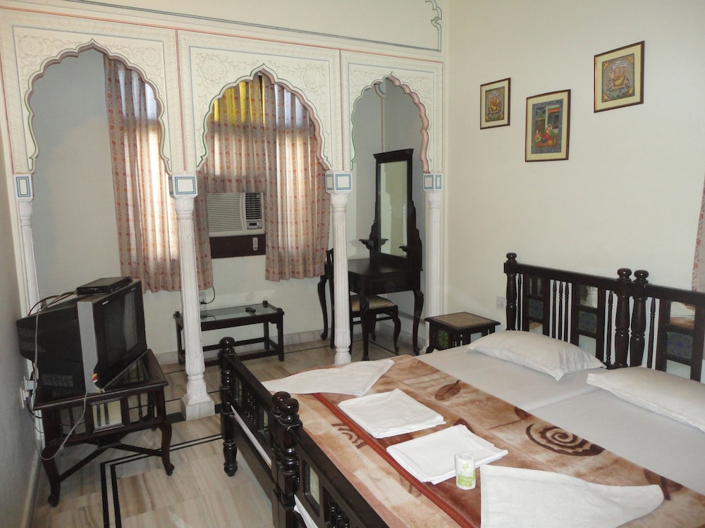 DELUXE, DOUBLE OR TWIN BED