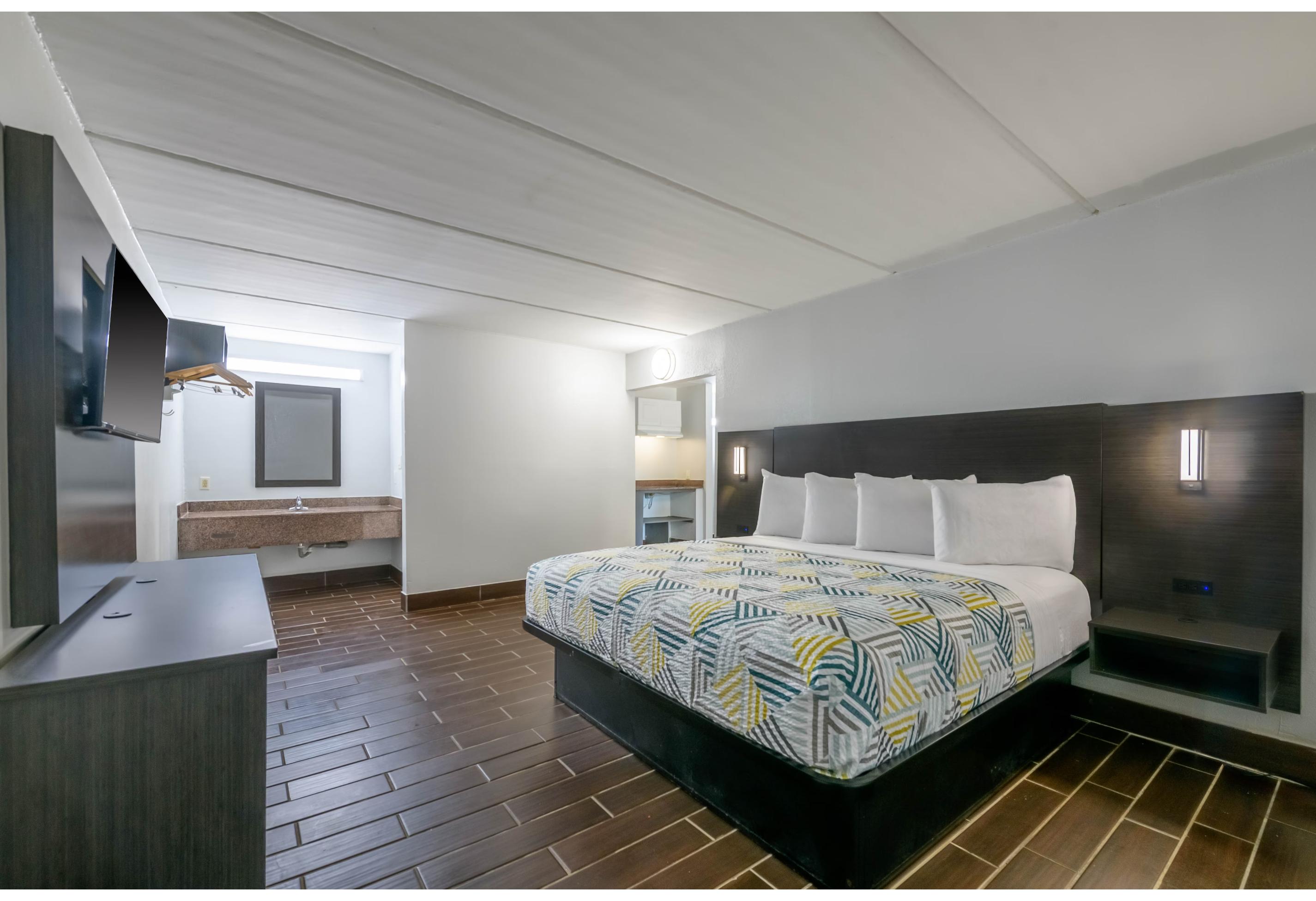 1 King Bed - Non-Smoking, Micfridge