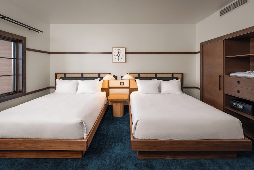 Junior, Lodge, 2 Queen Beds, Mountain View, Accessible