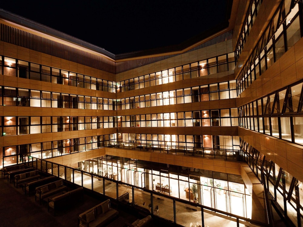 Mercure Xichang Qionghai Wetland 4/32