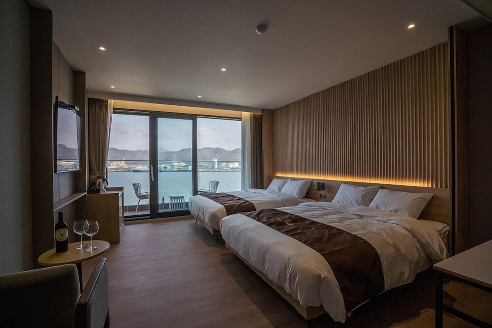 FAMILY, TWIN BEDS, OCEAN VIEW