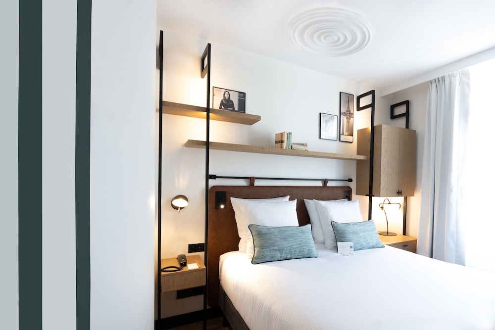 ROOM, DOUBLE BED