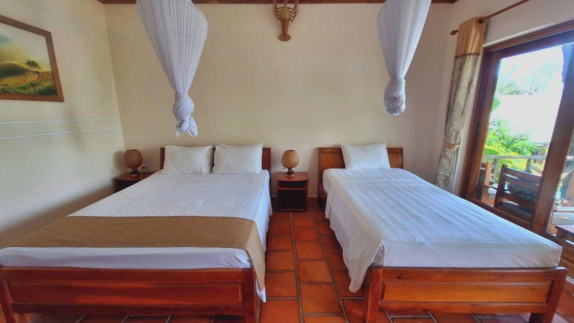 Bungalow, Triple, 2 Double Beds, Pool and Sea View