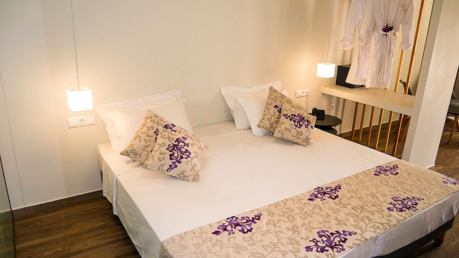 Deluxe, Twin Beds, Balcony 6/10
