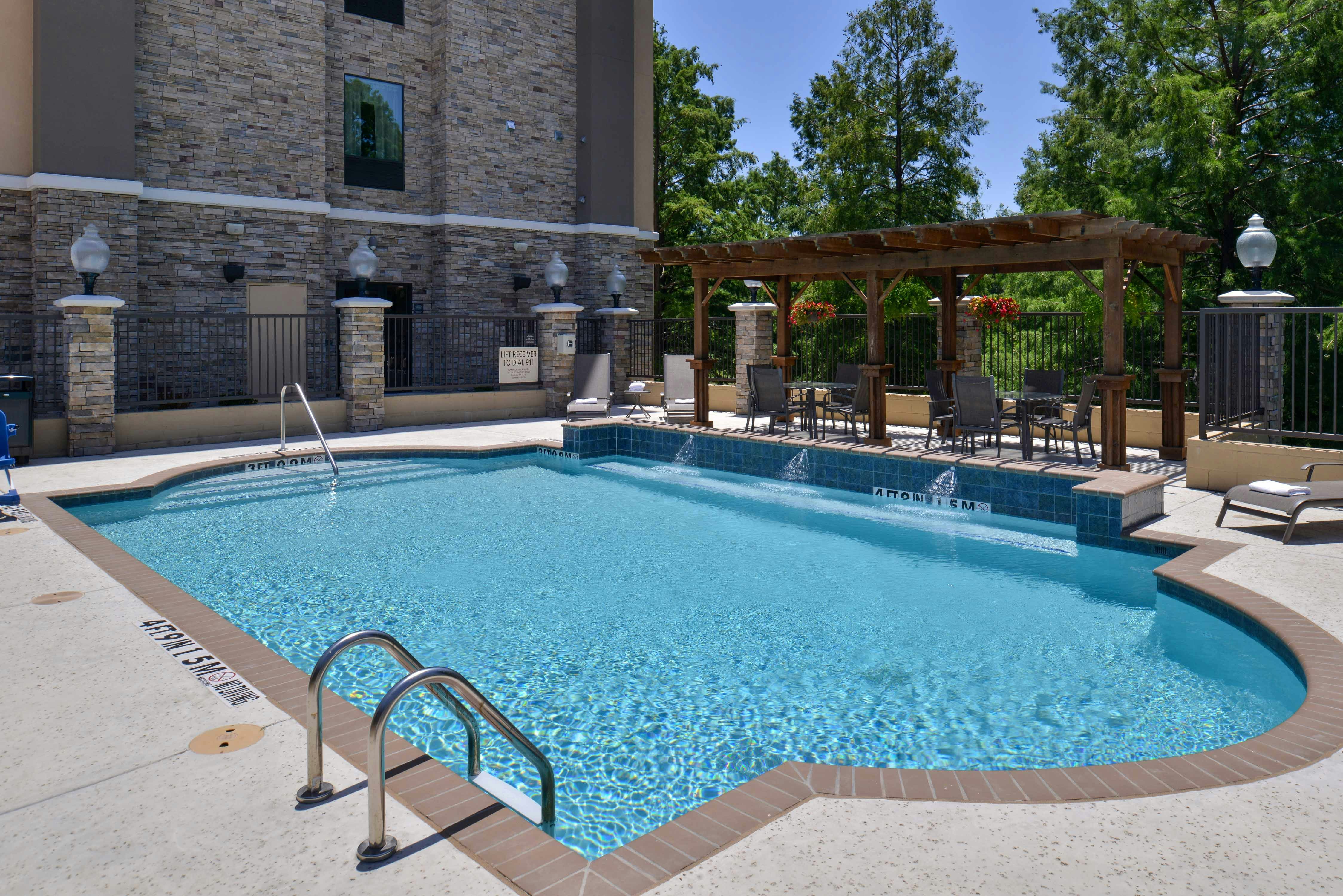 Hampton Inn Suites Dallas Market Center 74/75