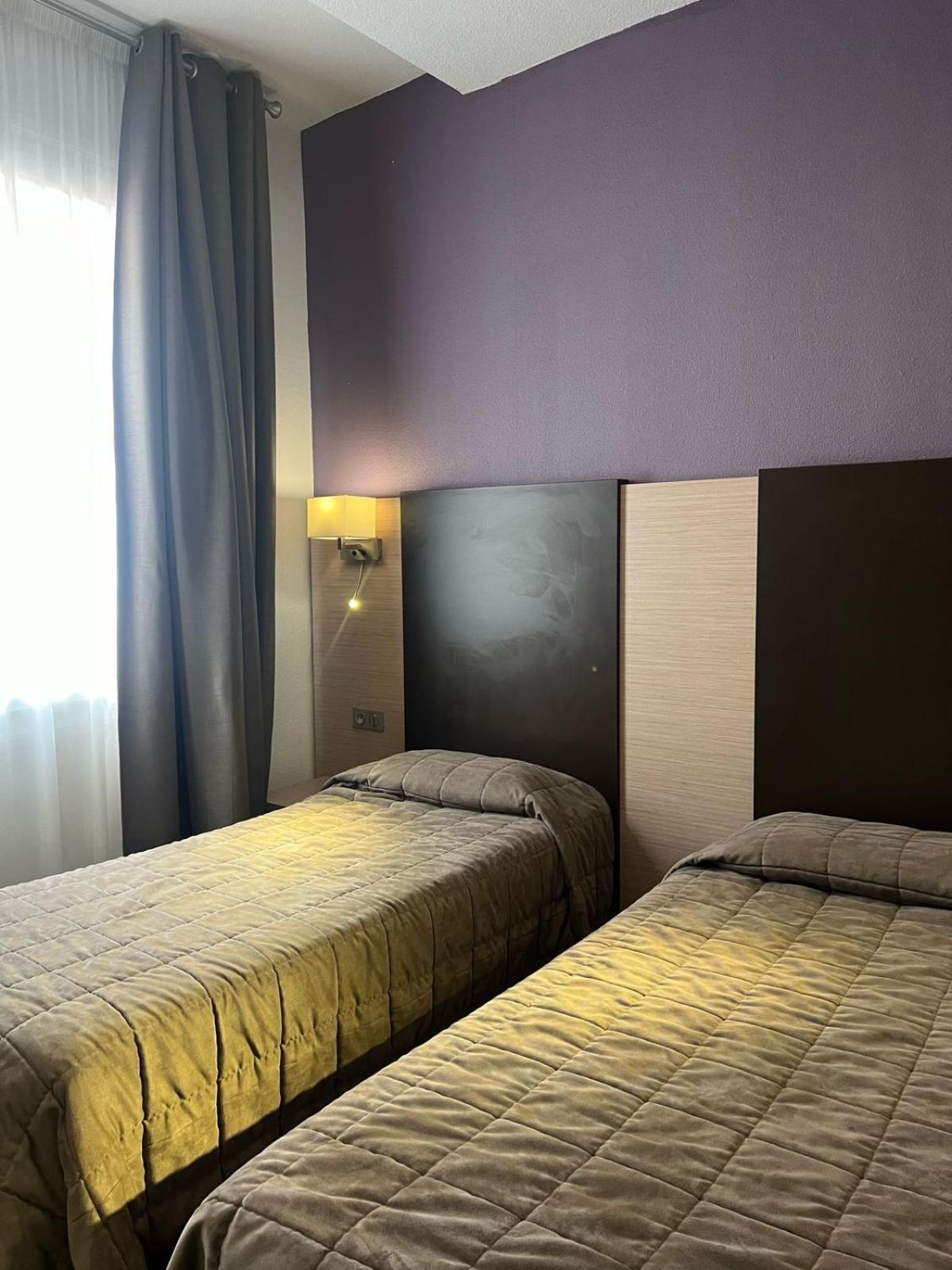 غرفة بسرير مزدوج أو سريرين منفصلين، Hôtel Roc De Massabielle 3/8