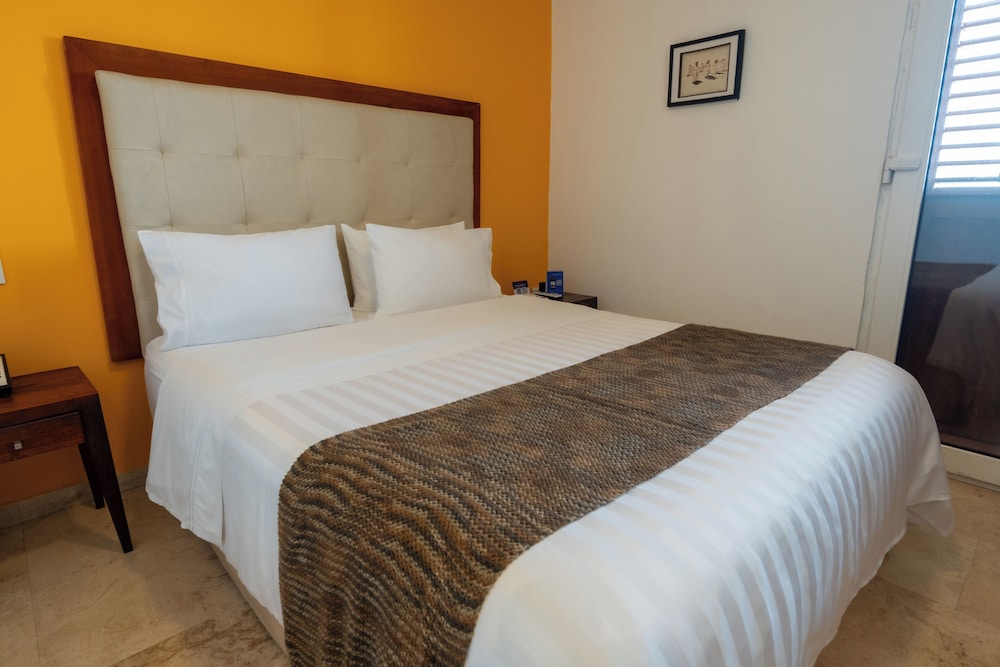 STANDARD, QUEEN BED