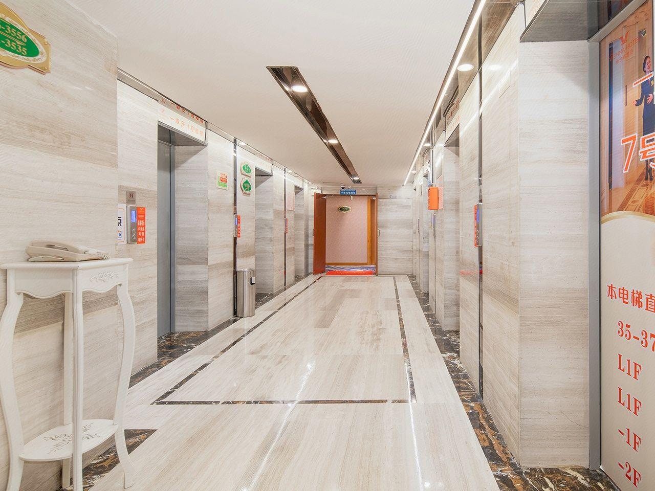 Vienna Hotel (Guiyang Huaguoyuan) 45/55