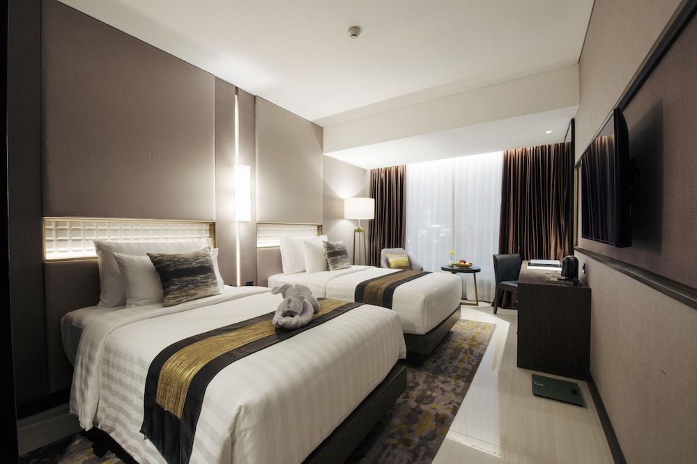 GRAND, DELUXE, TWIN BEDS, SMOKING