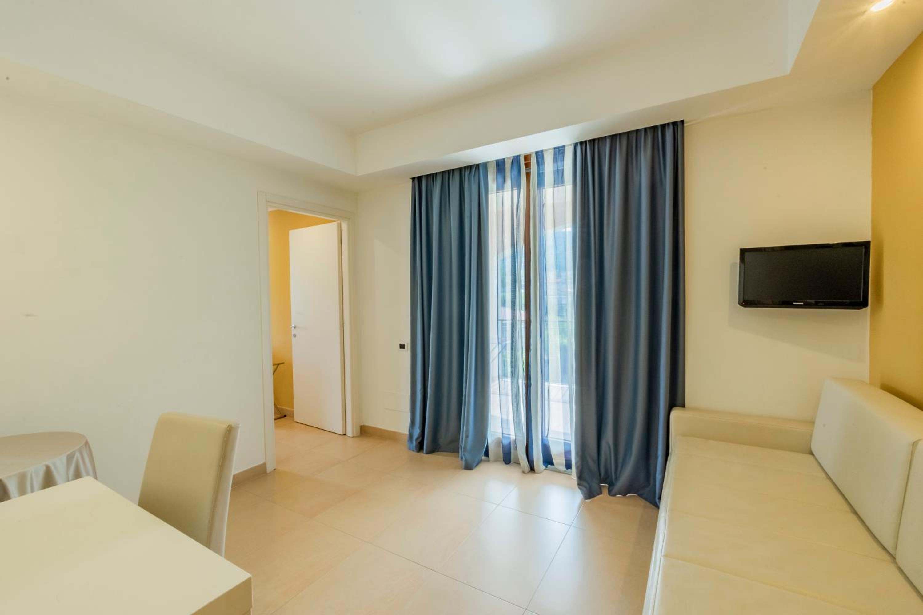 جناح جونيور بشرفة، Prince Franklyn Hotel 7/10