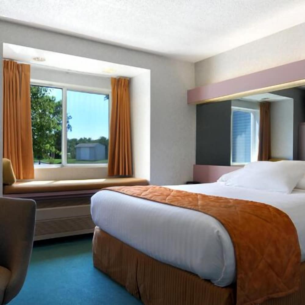 CenterWay Hotel Buffalo North Near University 8/24