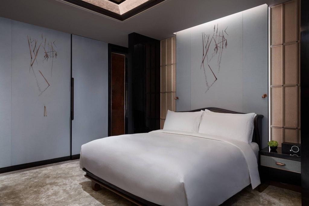 Carlton, Suite, King Bed, Skyline View, Club Lounge Access