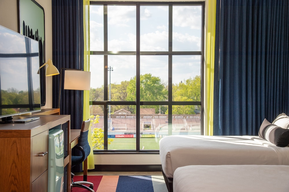Hotel Indigo Madison Downtown 24/80
