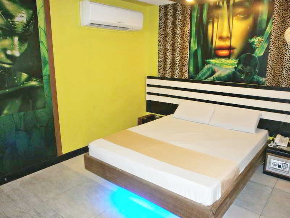 Hotel Dream World Las Pinas 11/63