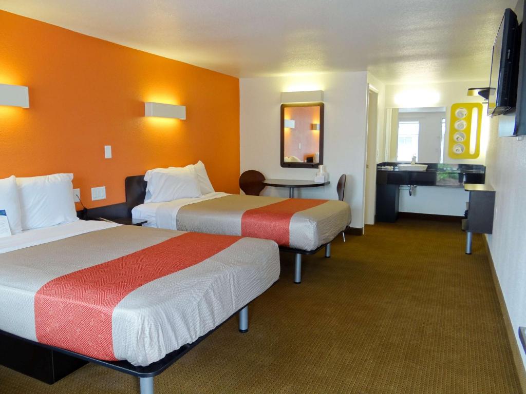 2 Full Beds - Mobility Accessible Tub Nsmk