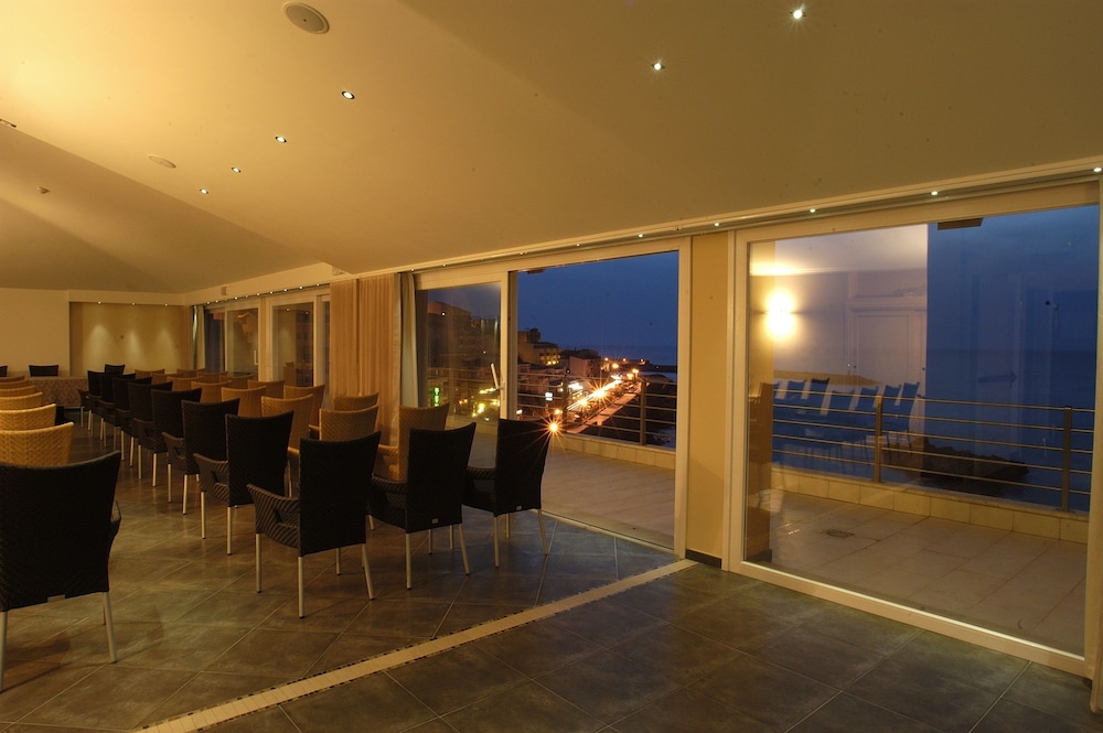Janus Hotel 30/69