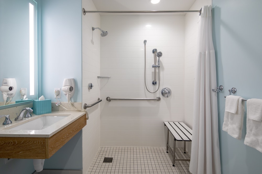 Universal's Endless Summer Resort - Surfside Inn and Suites 36/40