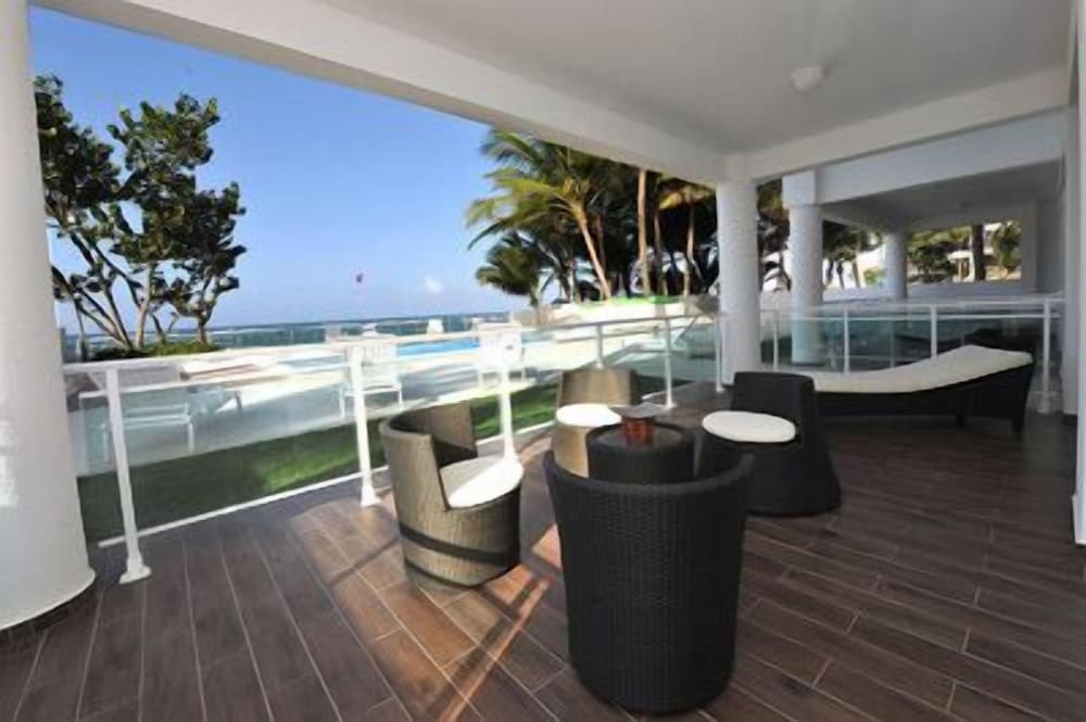 WATERMARK LUXURY OCEANFRONT ALL SUITE HOTEL 41/56