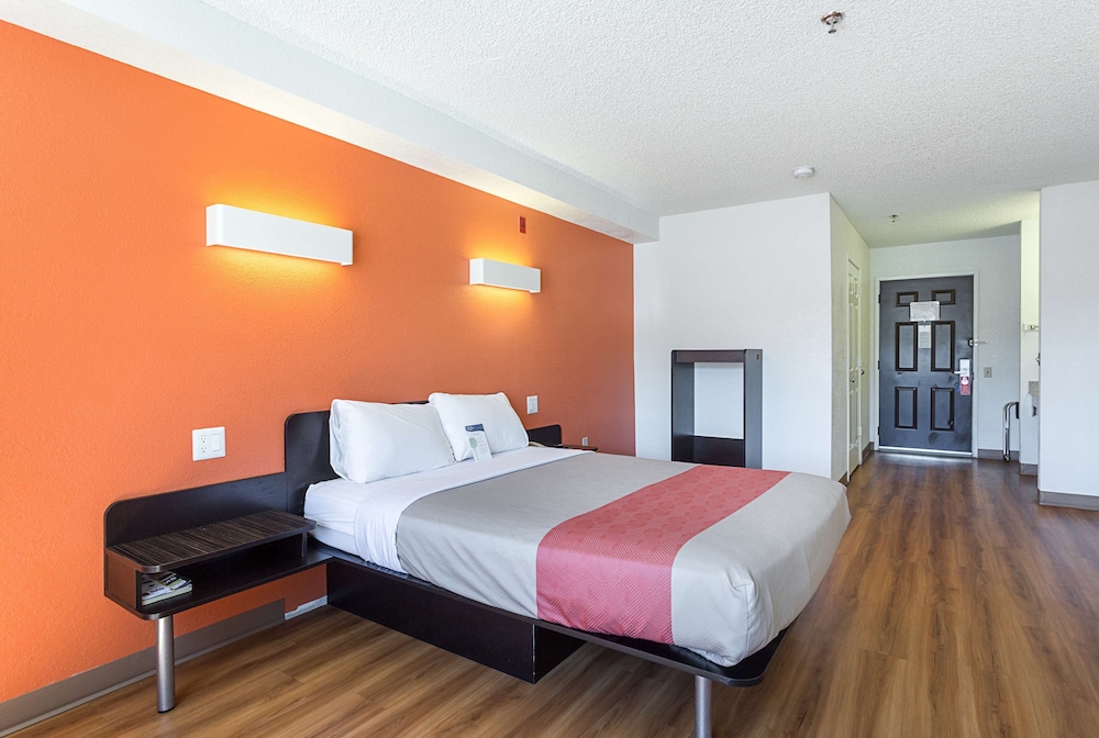 STANDARD, QUEEN BED