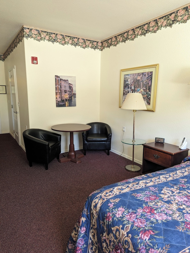 Lighthouse Inn 18/37