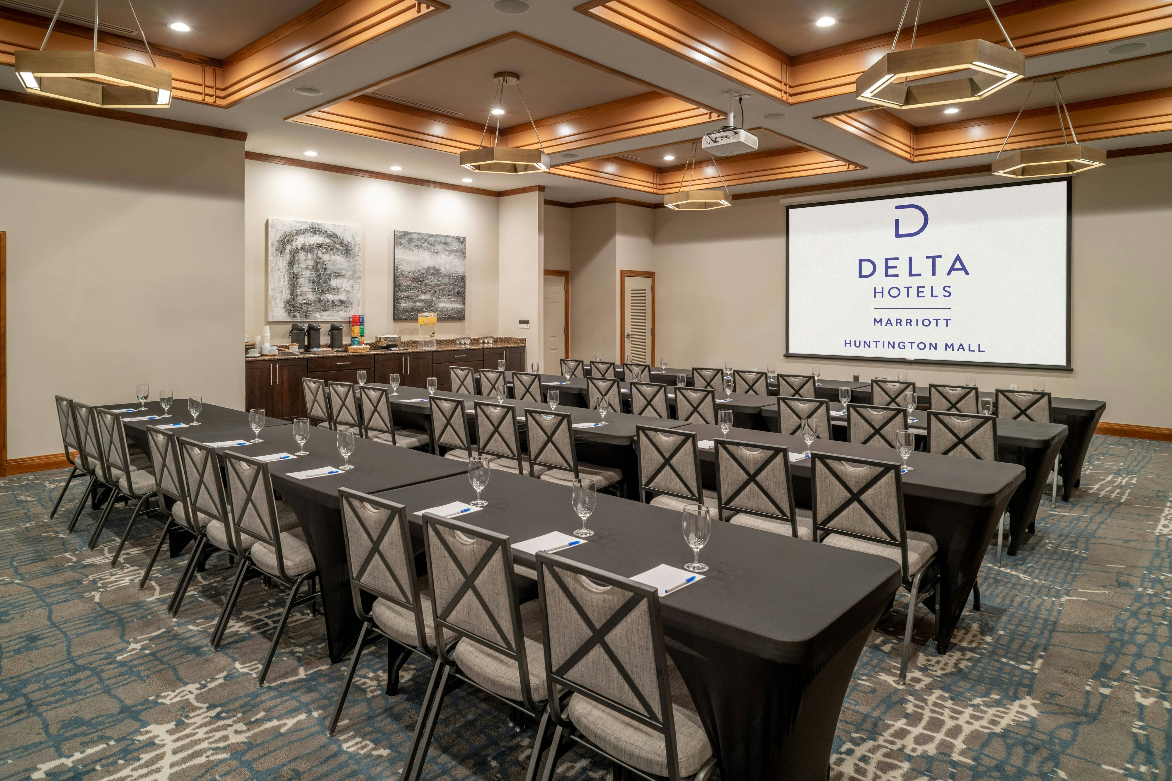 Delta Hotels By Marriott Huntington Mall 18/20
