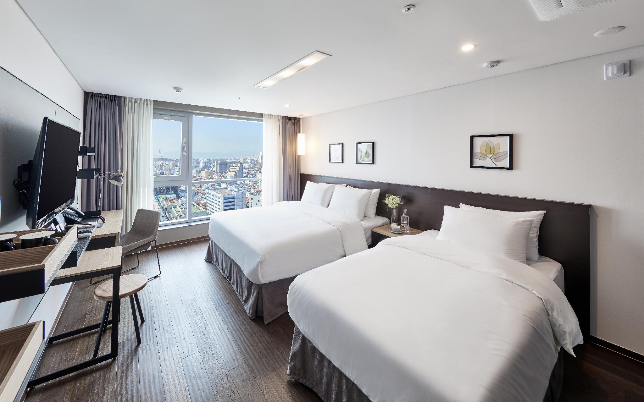 FAMILY, TWIN BEDS