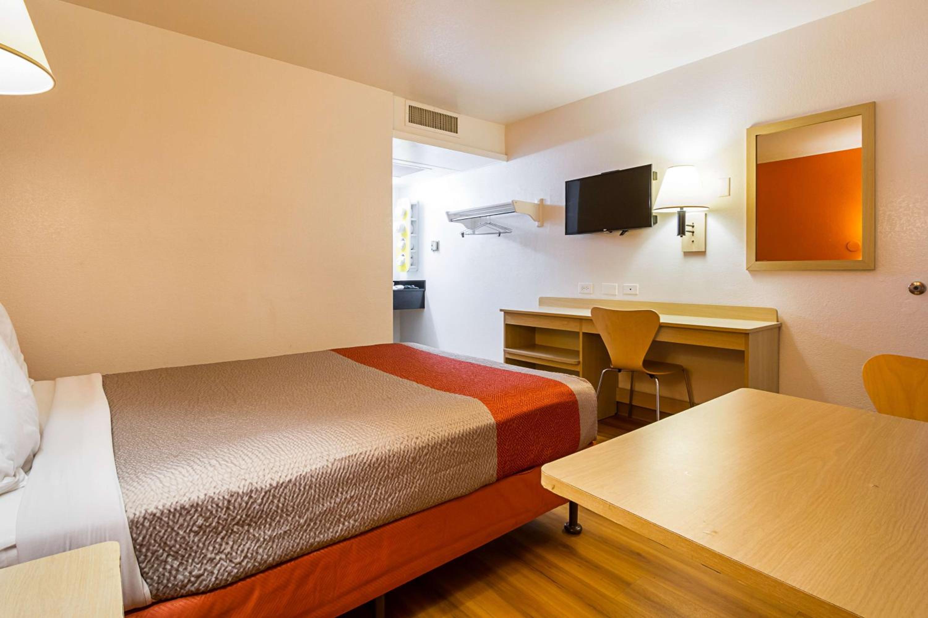 غرفة بسرير كوين، Motel6 Mesa, AZ - North 8/10