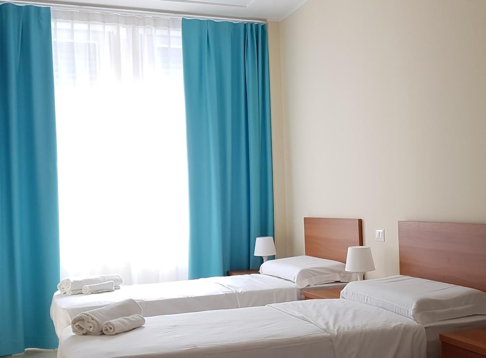 ROOM, DOUBLE OR TWIN BED
