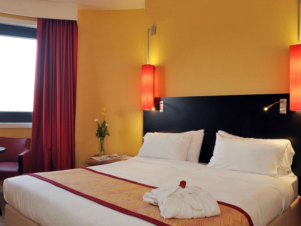 STANDARD, QUEEN BED