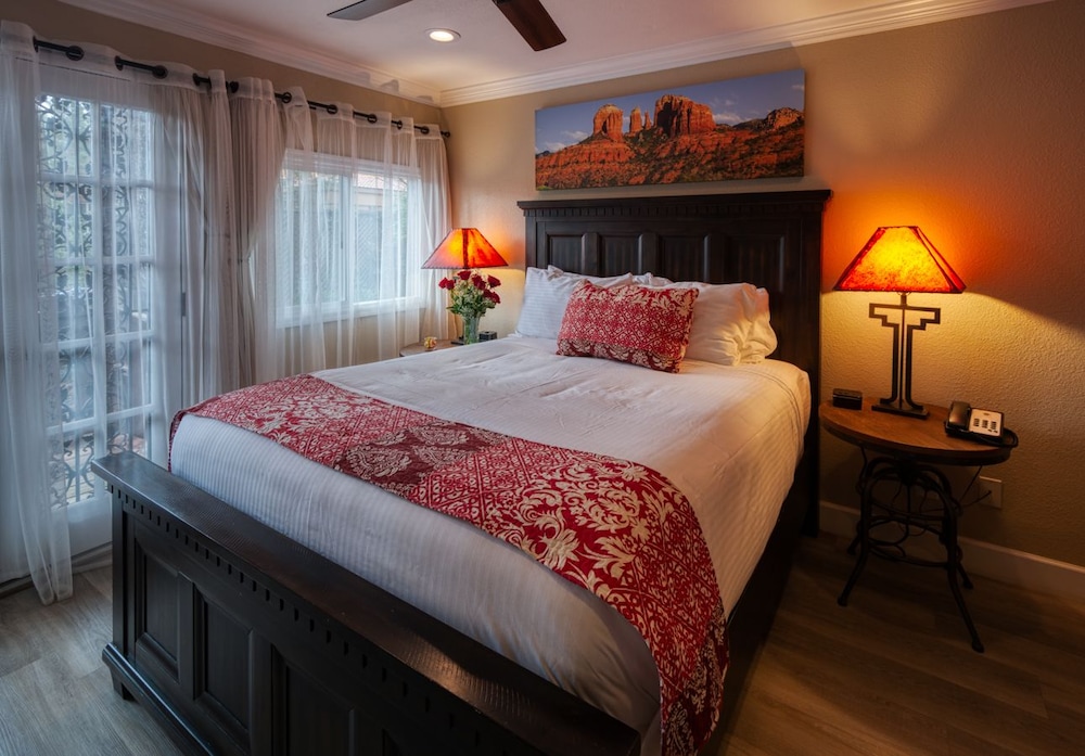 Lantern Light Inn - Romantic Getaway 12/68