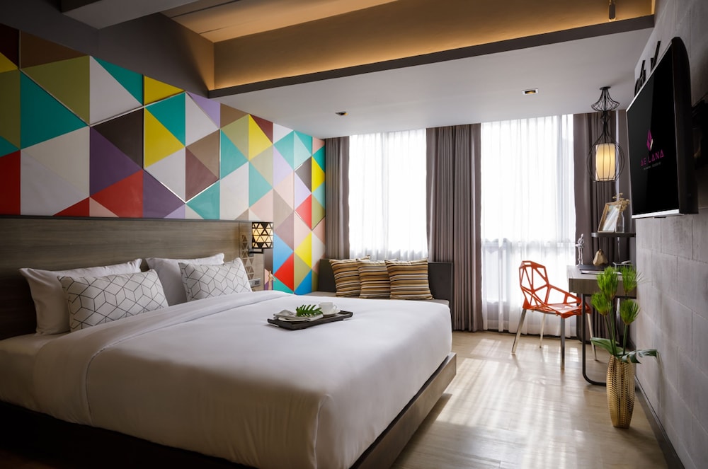 DELUXE, DOUBLE OR TWIN BED, POOL ACCESS