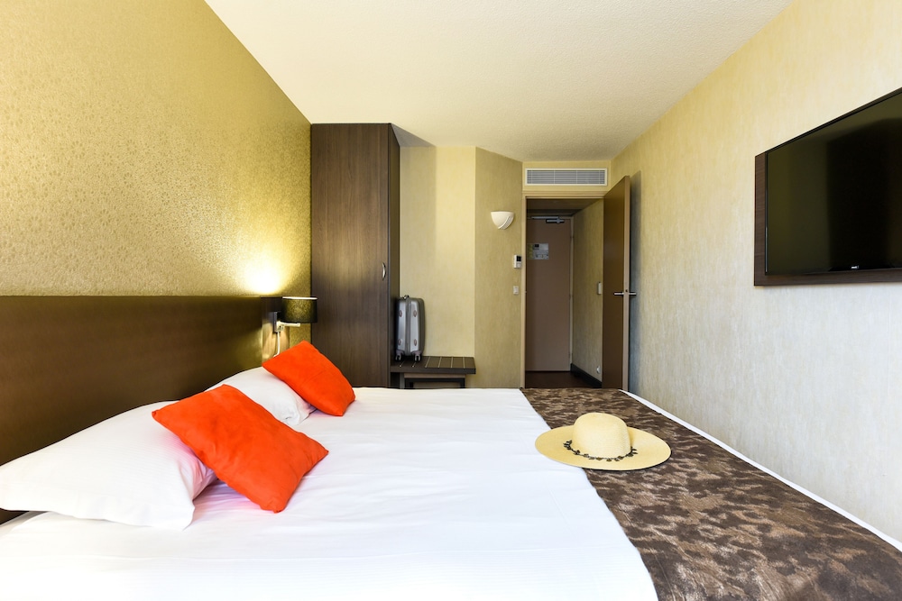 Comfort, Queen Bed, Hill View