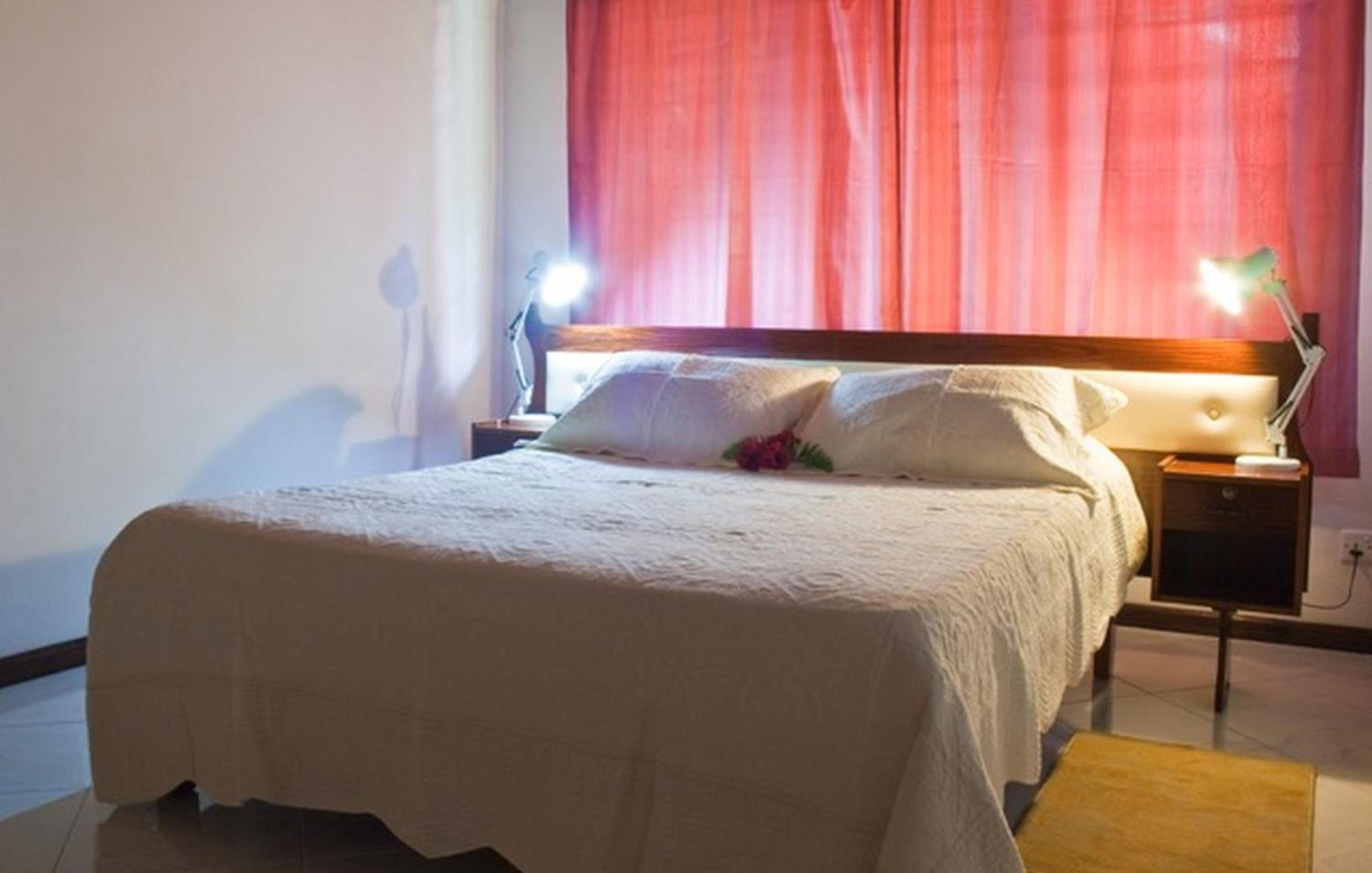 غرفة بسرير مزدوج