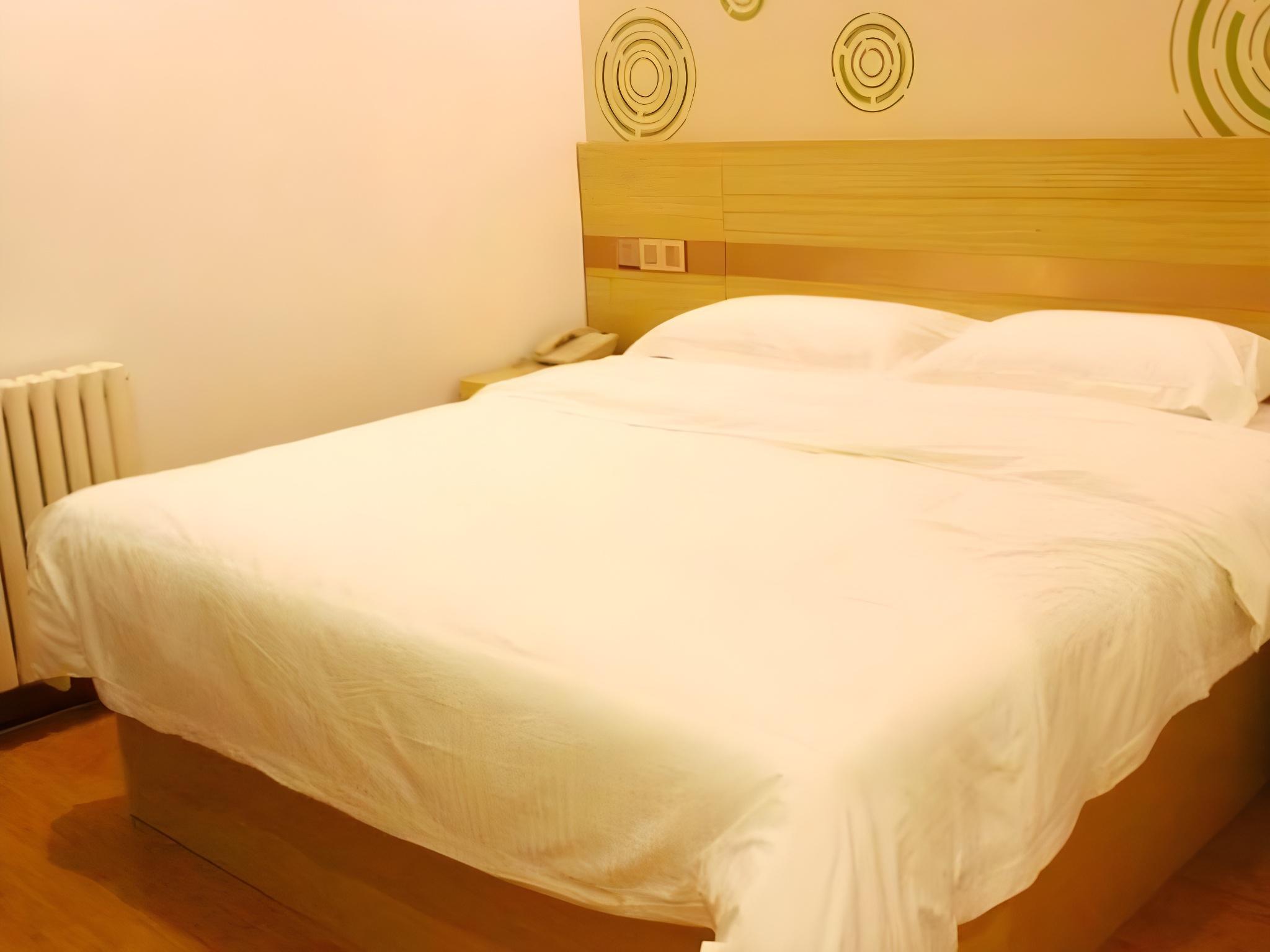 ROOM, QUEEN BED
