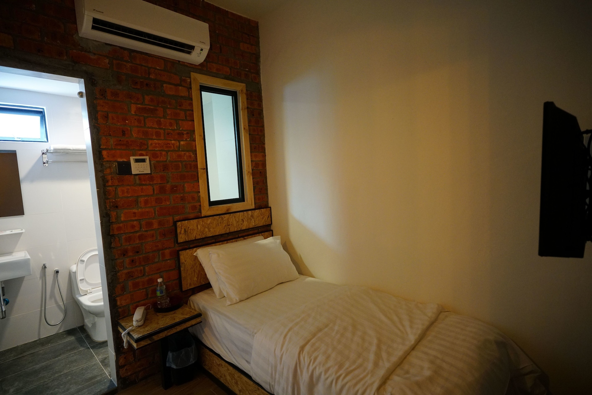 ROOM, SINGLE