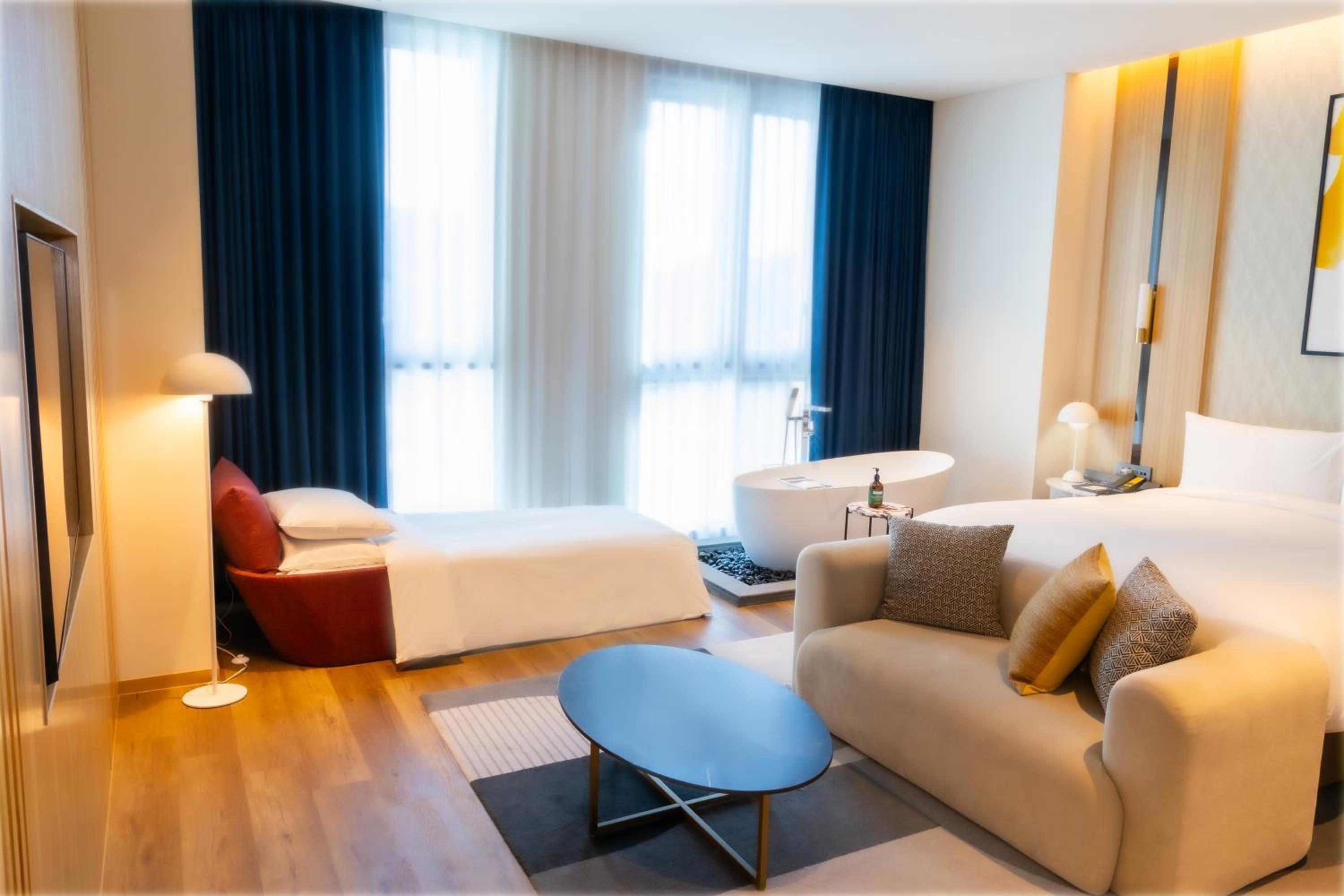 جناح فاخر بسرير كينج بإطلالة بحوض استحمام، voco Seoul Gangnam, an IHG Hotel 5/9
