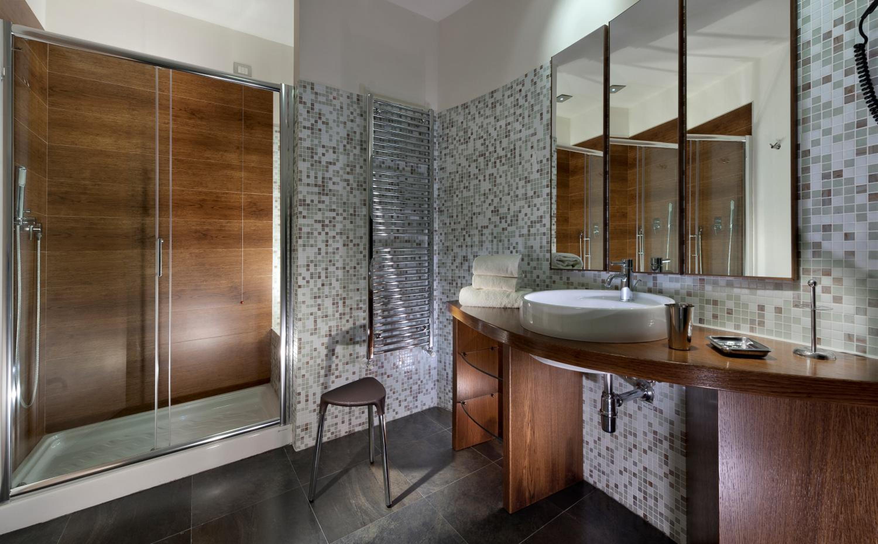غرفة بسرير كينج بشرفة، Bouganville Hill Resort Wellness Space 3/5
