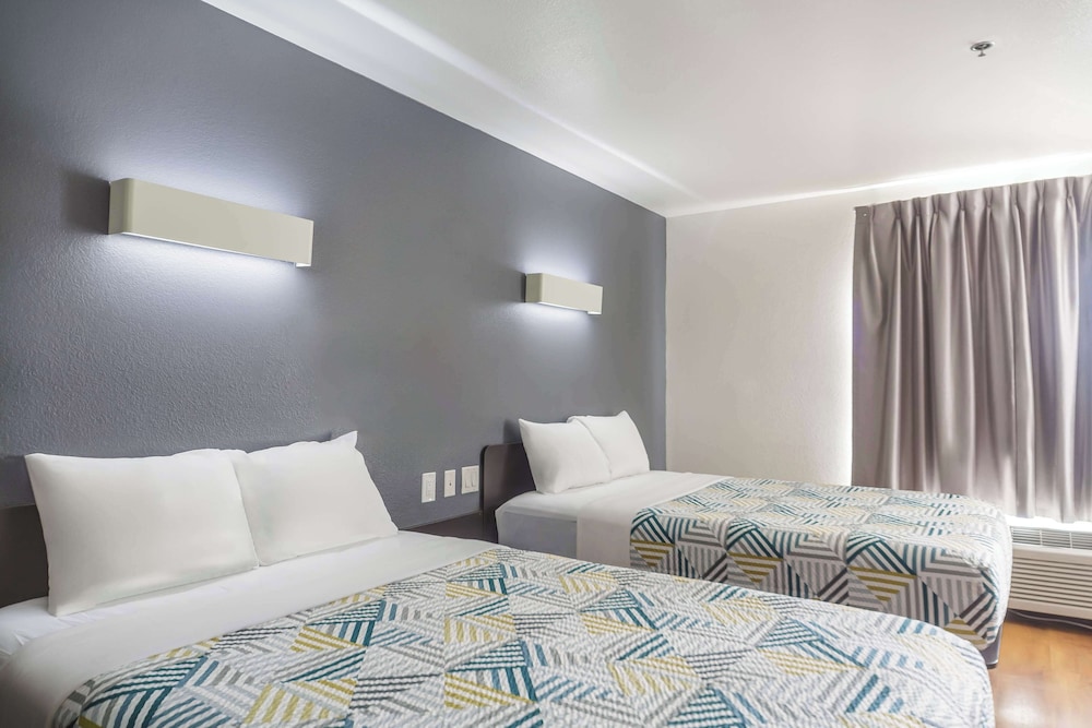 Motel6 Laredo, TX - Airport 33/66