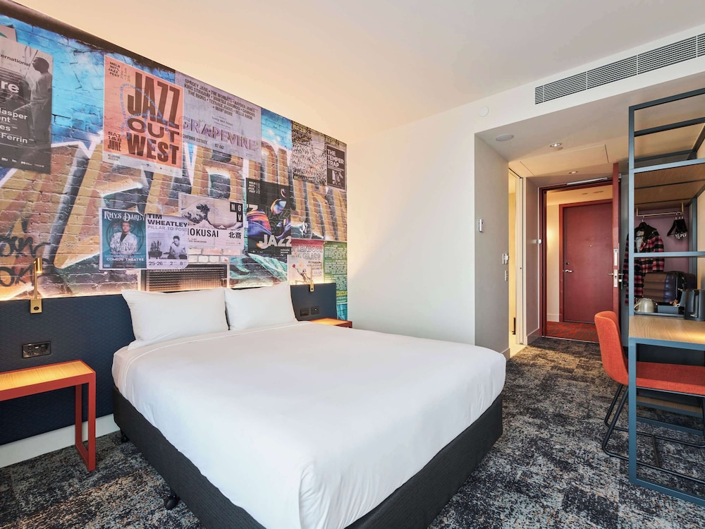 SUPERIOR, QUEEN BED