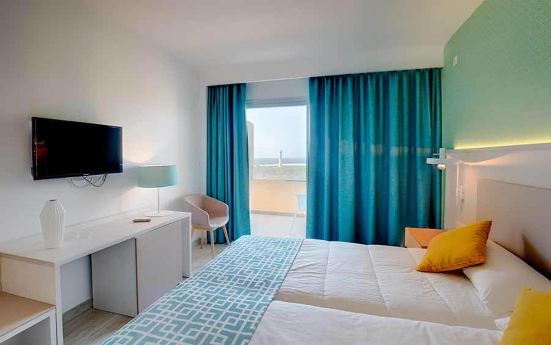 غرفة بسرير مزدوج أو سريرين منفصلين بإطلالة على البحر، Sbh Maxorata Resort 2/2