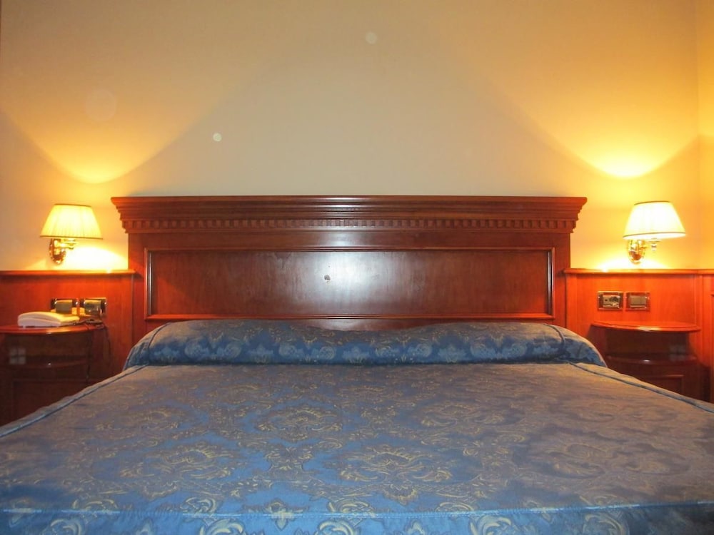 Larissa Inn 24/50