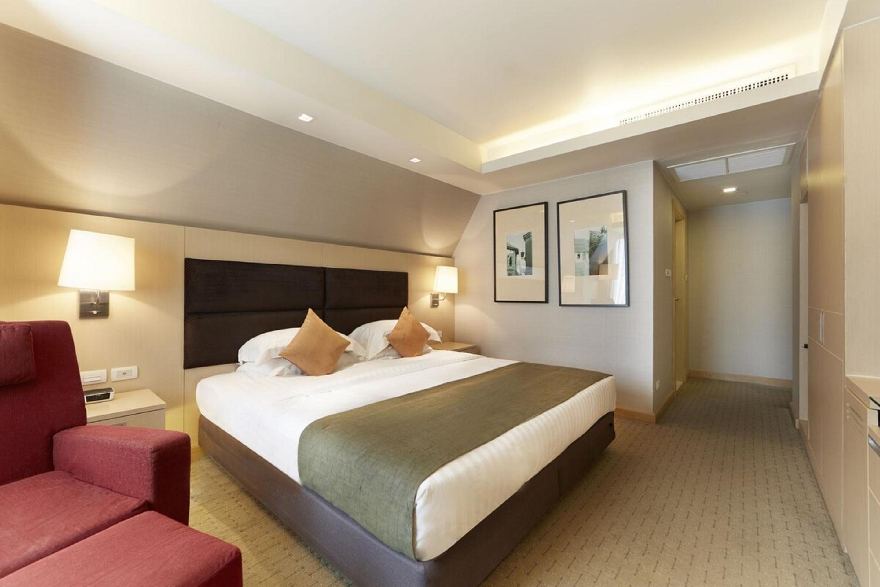 DELUXE KING BED CITY VIEW
