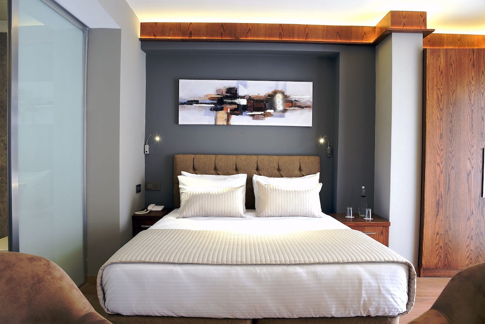 The Elegant Hotel 14/50