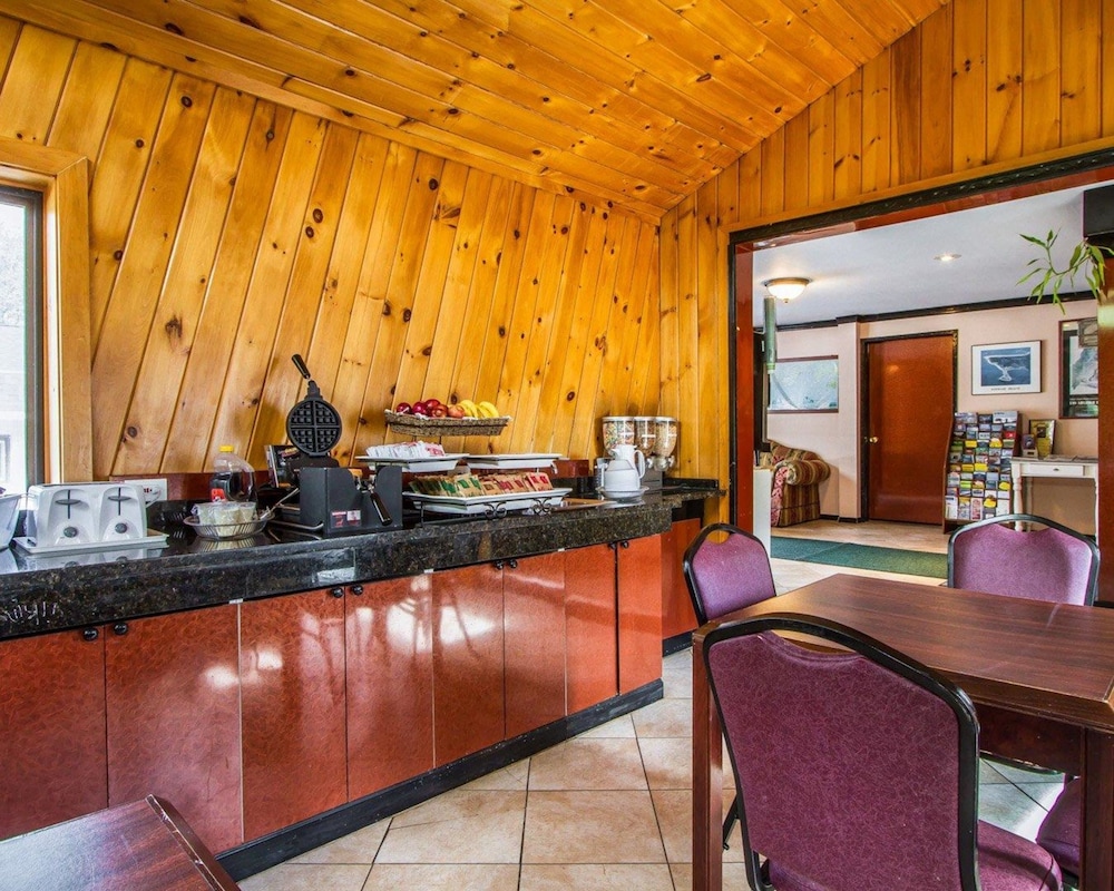 Rodeway Inn & Suites Brunswick Near Hwy 1 6/36