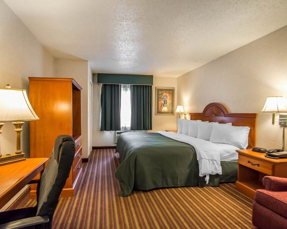 Quality Inn & Suites At Tropicana Field 18/39