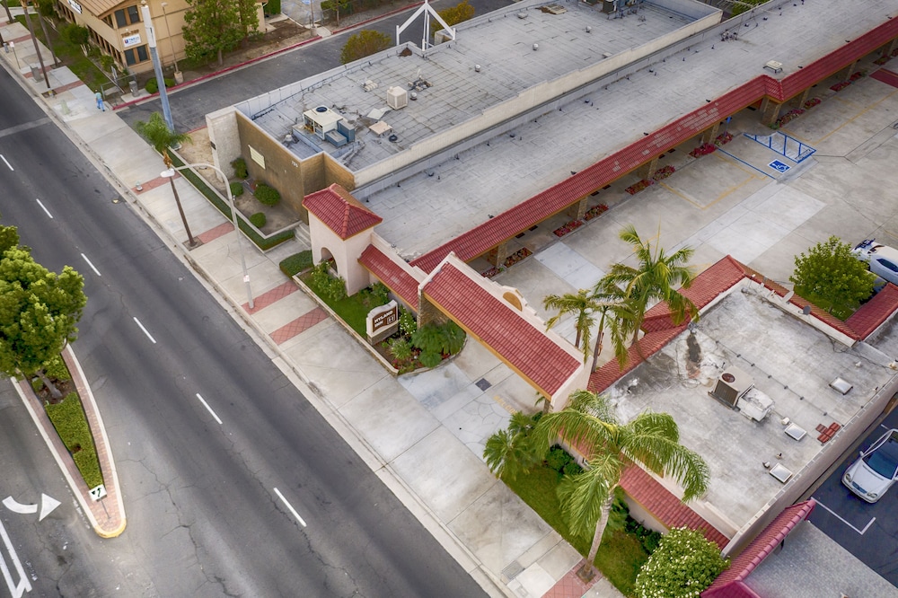 Hyland Motel 25/30