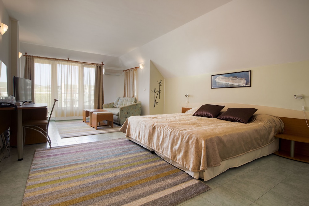 FAMILY HOTEL VENERA 23/48