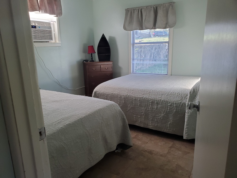 2 Bedrooms, Cabin, 2 Futon Beds, 4 Queen Beds, Partial Lake View